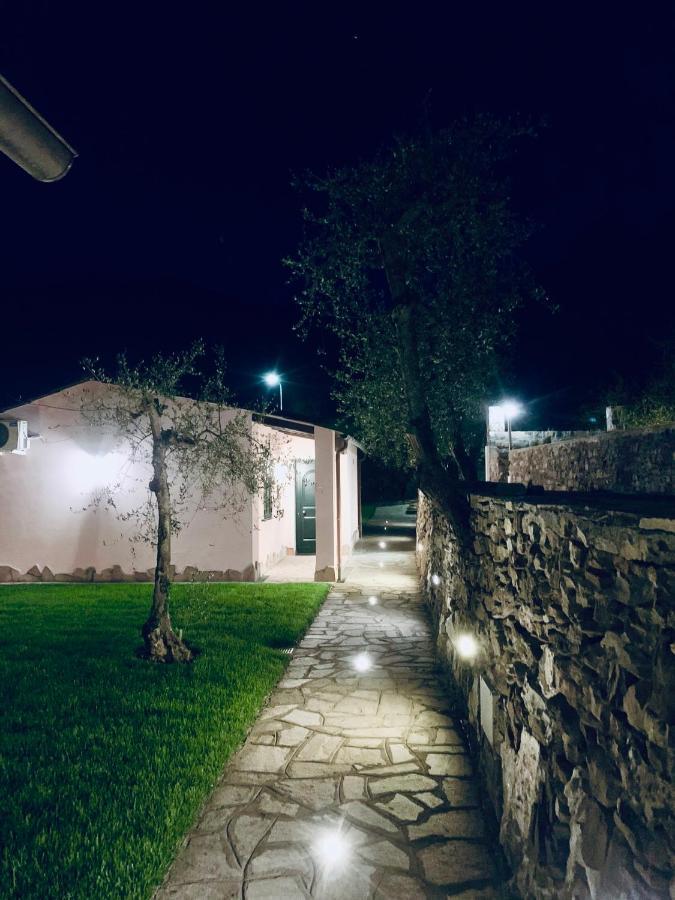 Casa Vacanze Gli Ulivi Borgomaro ภายนอก รูปภาพ